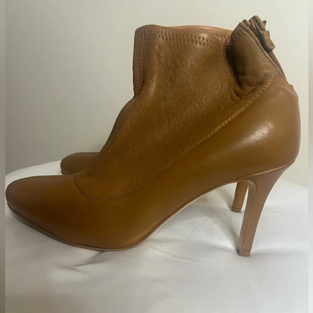 Women’s L’ Arianna Italian leather stretch‎ globe bootie size 38.5. Round toe